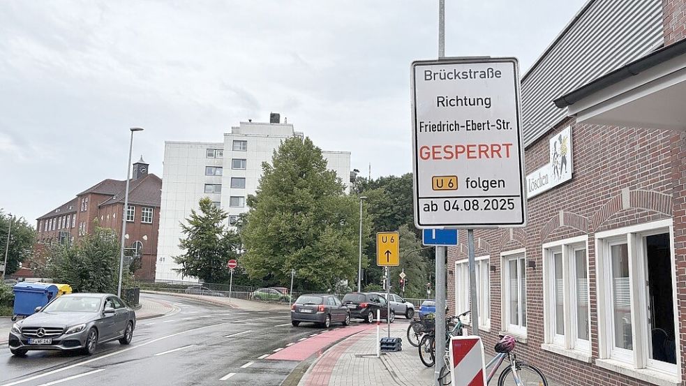 Schon an der sogenannten Lindenhof-Kreuzung steht ein Schild, das auf die Sperrung der Friedrich-Ebert-Straße aus der Richtung Nordertorstraße hinweist.
