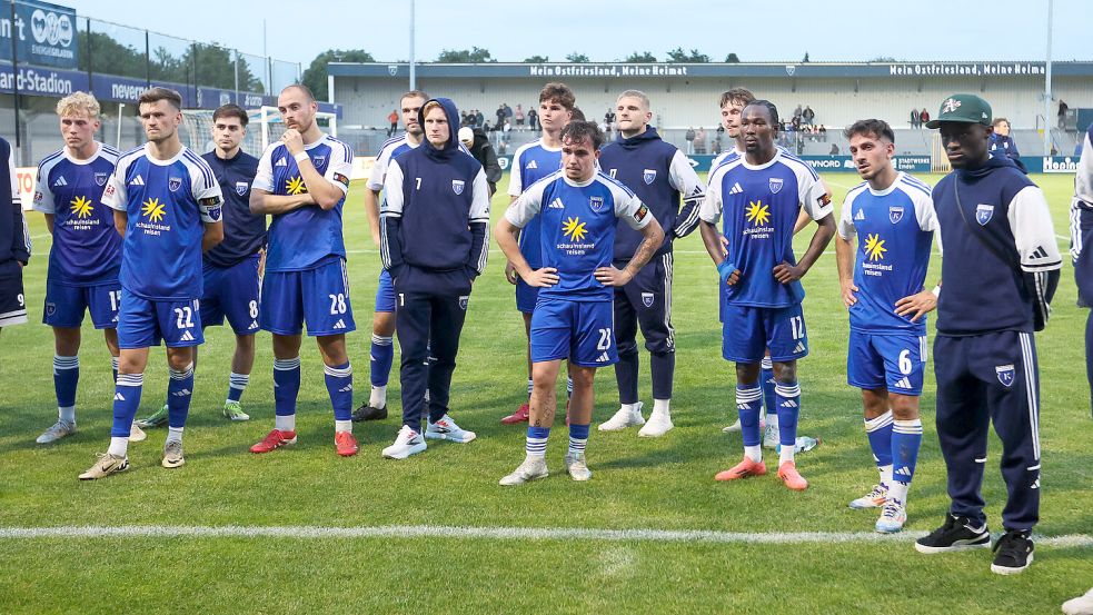 Die Kickers-Mannschaft stellte sich nach der Partie den Anhängern. Fotos: Doden/Emden