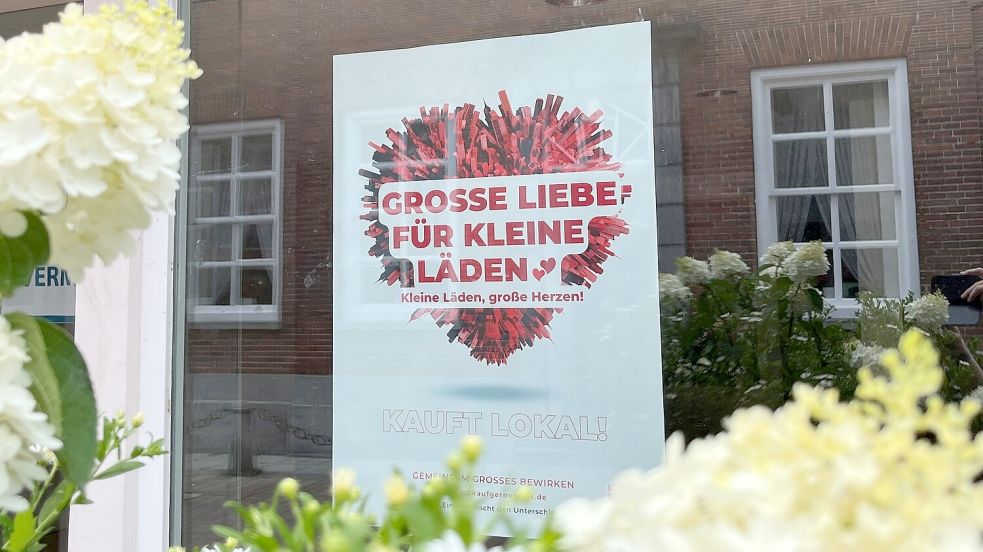 Dieses Plakat hängt in einem leerstehenden Ladenlokal in der Burgstraße. Foto: Carmen Leonhard