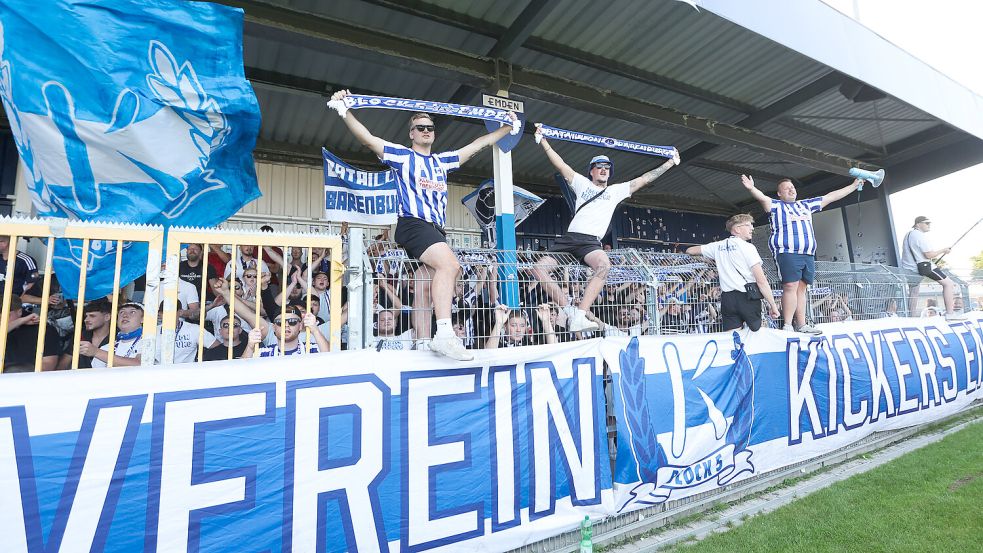 Der „Block 5“ gab wieder alles und genoss nach dem Spiel die Feierlichkeiten mit der Mannschaft. Foto: Jens Doden/Emden
