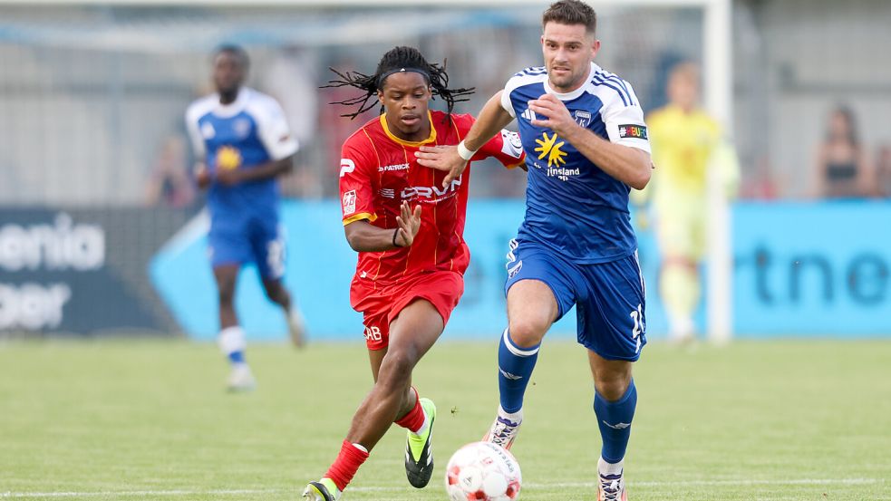 Tido Steffens (rechts) traf schon nach 23 Sekunden. Foto: Jens Doden/Emden