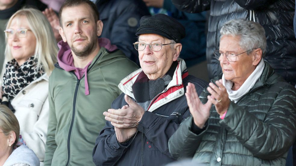Heinz Mammen (Zweiter von rechts) ist ein treuer Kickers-Fan. Er wurde vor wenigen Tagen 100 Jahre alt. Das Foto zeigt ihn bei einem Spiel in der vergangenen Saison. Archivfoto: Jens Doden/Emden