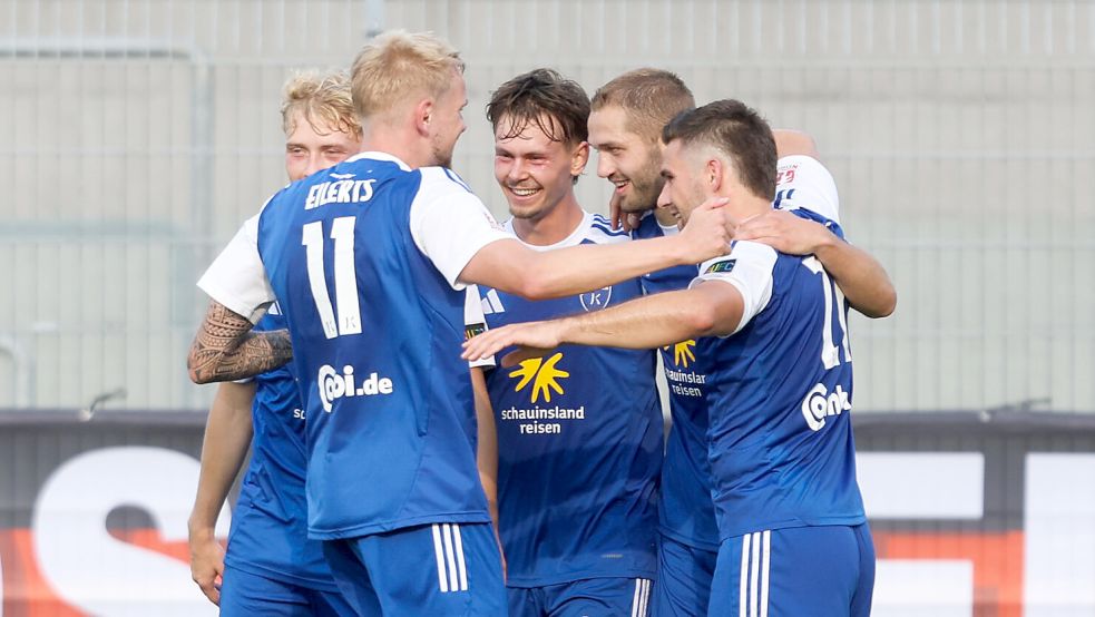 Kickers (Mitte Nick Stepantsev) stellte die Weichen in der ersten Halbzeit auf Sieg. Foto: Jens Doden/Emden