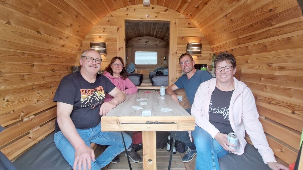 Werner und Gerda Suren (vorne) machen gemeinsam mit Doris Wielage und ihrem Mann Michael einen Fahrradkurzurlaub in Weener. Sie übernachten dort in Fässern am Hafen. Foto: Tatjana Gettkowski