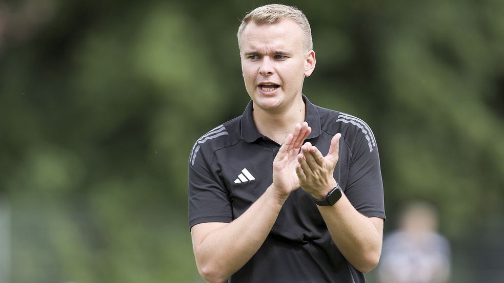Vier Spiele, vier Siege: Der Saisonstart ist für Pewsum und Trainer Jonas Petersen geglückt. Foto: Jens Doden/Emden
