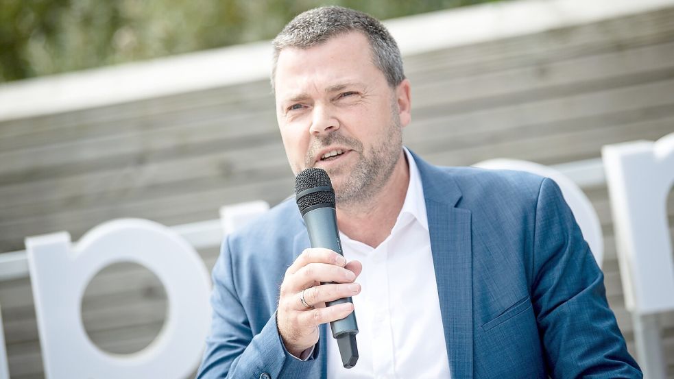Frank Ulrichs, Bürgermeister der Stadt Norderney, weist Gäste wenn nötig auf „geltende Umgangsformen“ hin. Foto: Sina Schuldt/dpa