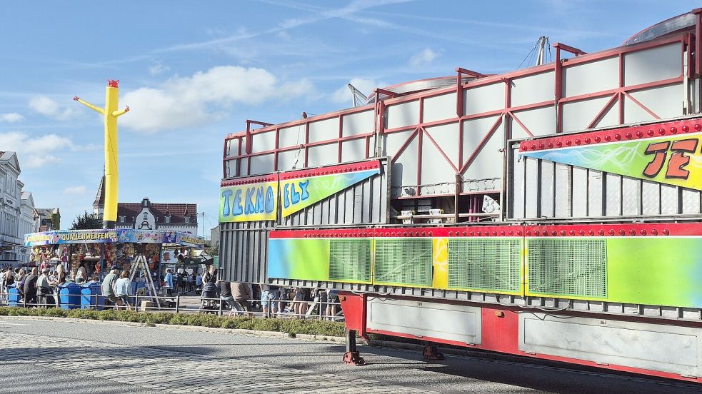 Ein ungewohntes Bild am Rande des Jeveraner Altstadtfestes am Sonntagnachmittag: Obwohl das Fest noch in vollem Gange war, hatte das Fahrgeschäft bereits geschlossen. Foto: Susanne Ullrich