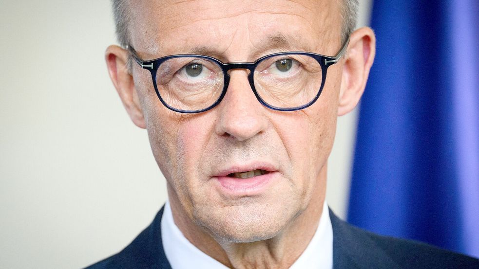 ARCHIV - 28.07.2025, Berlin: Bundeskanzler Friedrich Merz (CDU) kommt zu einer Pressekonferenz nach der Sitzung des Sicherheitskabinetts zu den Konflikten im Nahen Osten im Bundeskanzleramt. (zu dpa: «Der Kanzler erklärt sich: «Kein Wechsel in Israel-Politik»») Foto: Bernd von Jutrczenka/dpa +++ dpa-Bildfunk +++ Foto: Bernd von Jutrczenka