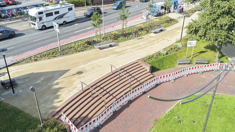 Auf der Kunstpromenade wird der Belag derzeit neu bearbeitet. Foto: Jens Doden