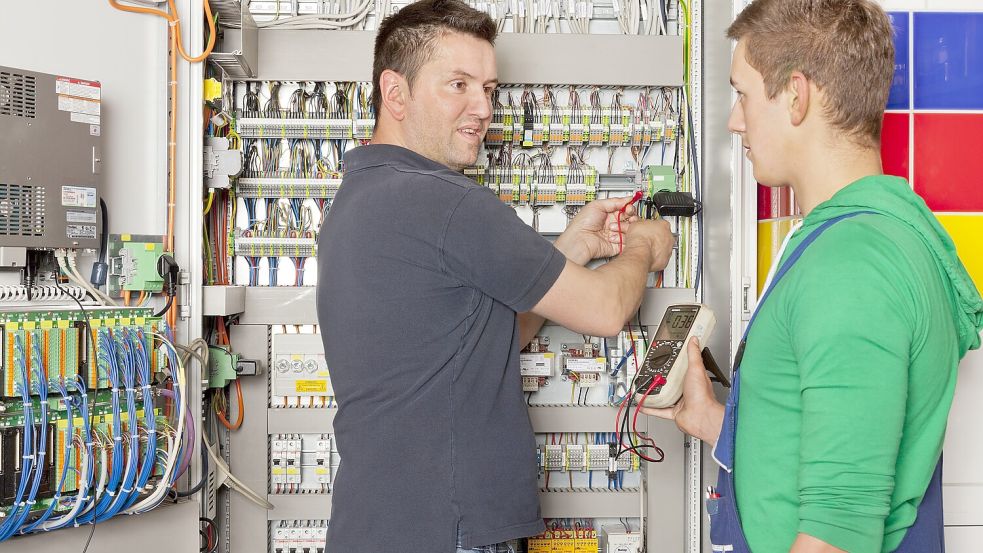 Anlagenmechaniker für Sanitär-, Heizungs- und Klimatechnik: 86 Ausbildungsverträge hat die Handwerkskammer für Ostfriesland in diesem Jahr bisher in die Lehrlingsrolle aufgenommen. Foto: Aktion Modernes Handwerk/www.amh-online.de