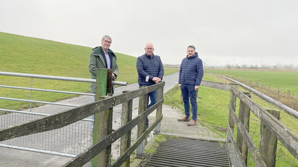 Schon im Jahr 2022 wollten die Bürgermeister der Rheiderland-Kommunen Heiko Abbas (Weener, von links), Hans-Peter Heikens (Jemgum) und Uwe Sap (Bunde) die Viehsperren entlang der Dollart-Route erneuern. Foto: Gemeinde Jemgum/Archiv