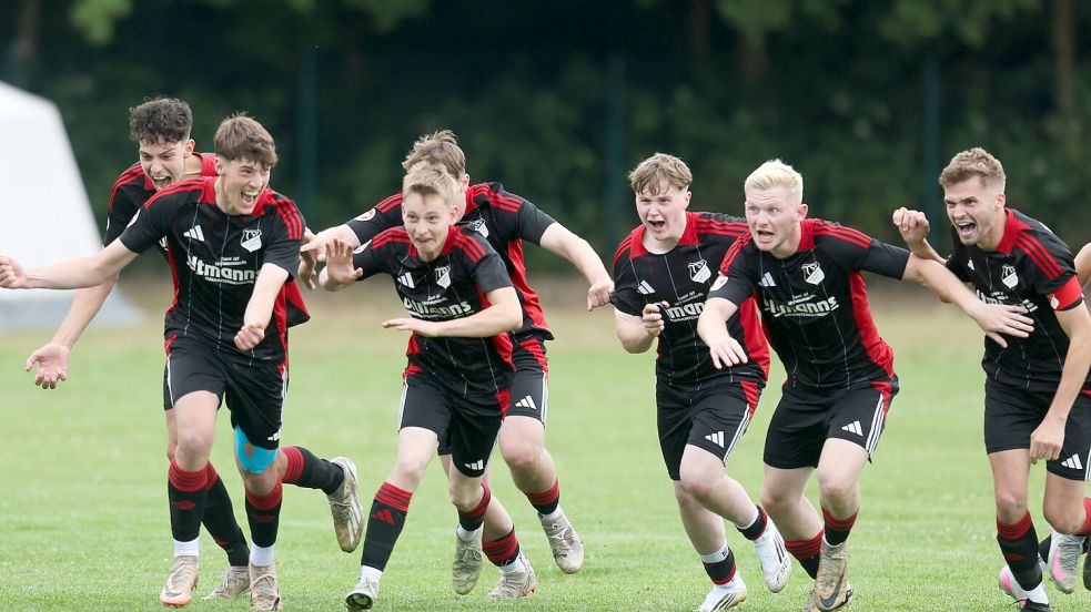 Groß war der Jubel beim TSV Lammertsfehn, als er im Juni im Elfmeterschießen das Kreispokalfinale I gegen den Ortsnachbarn BW Filsum gewonnen hatte. Foto: Jens Doden/Emden