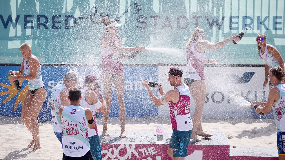 Sie gehört bei den Beach Days Borkum dazu: die Sektdusche. Foto: Hansebeach/Joern Pollex