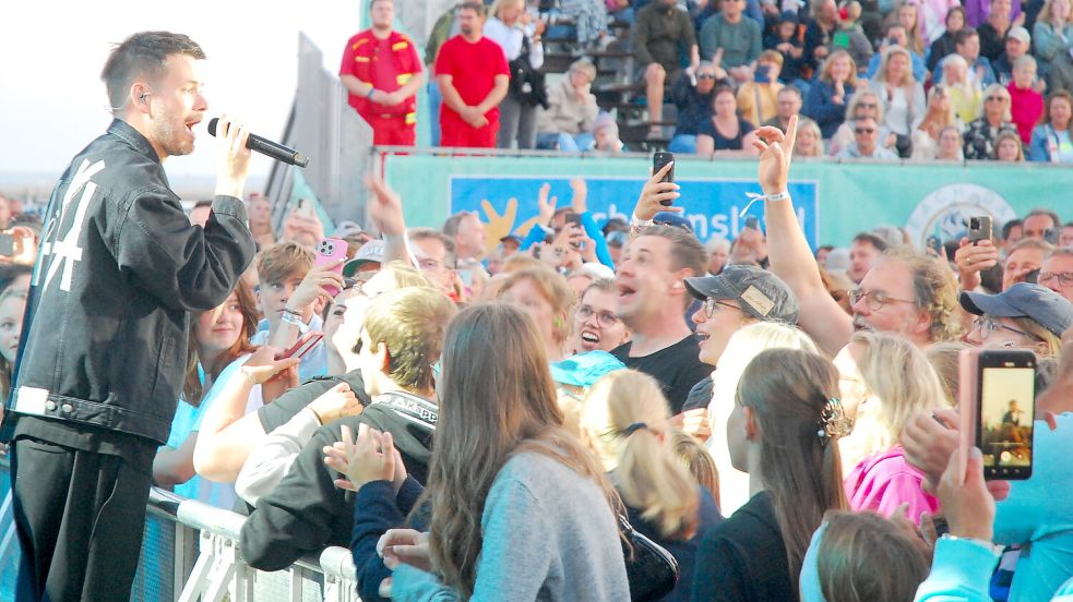 Sänger Johannes Strate auf Tuchfühlung mit den Fans. Foto: Florian Ferber