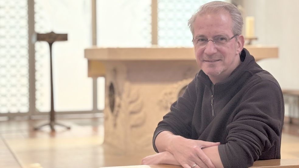 Andreas Langkau in „seiner“ Kirche Maria Meeresstern. Foto: Florian Ferber