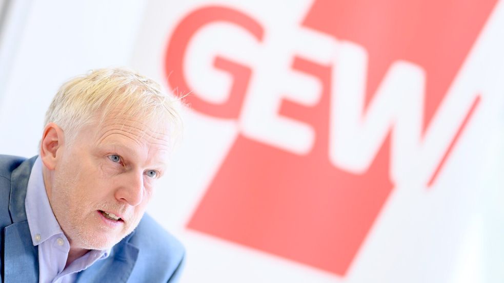 Der Leeraner Stefan Störmer ist GEW-Landesvorsitzender für Niedersachsen. Foto: Julian Stratenschulte/dpa