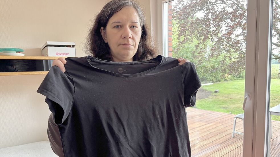„Auf diesem T-Shirt hat Luzie gelegen, als wir zum Tierarzt gefahren sind", sagt Karin Dädelow. Die Nortmoorerin hat es ins Wohnzimmer gelegt, damit Luzies Bruder Cosmo den Geruch aufnehmen kann. Foto: Lars Löschen