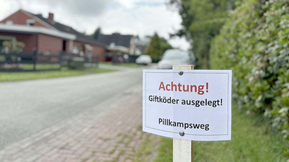 Dieses Schild haben Karin und Jesco Dädelow aufgestellt, nachdem ihre Katze gestorben ist. Foto: Lars Löschen