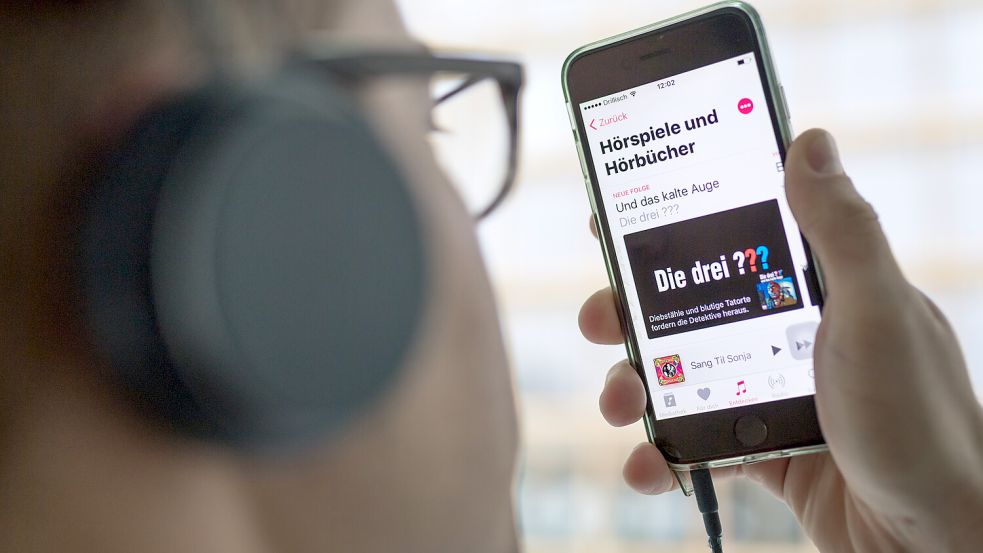 Hörspiele werden nun auch mit KI-Stimmen produziert: Was das bedeutet. Foto: dpa/Alexander Heinl