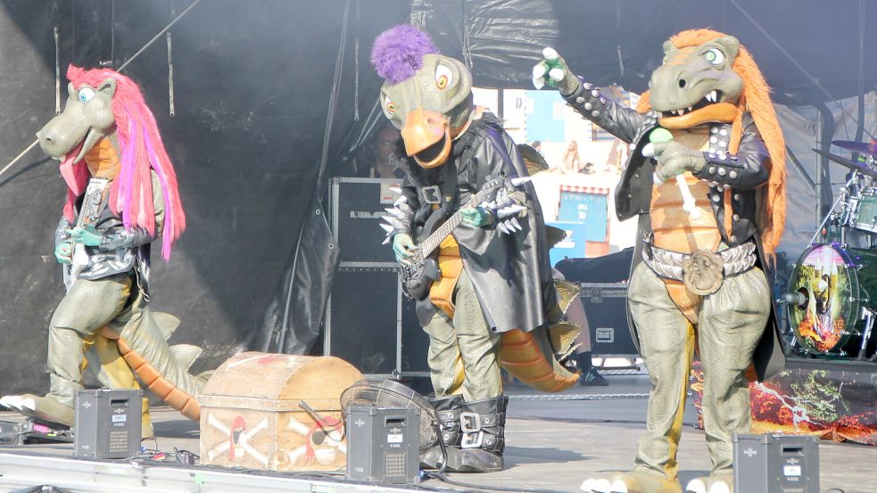 Drei der fünf kostümierten Heavy-Metaler in Aktion. Foto: Florian Ferber