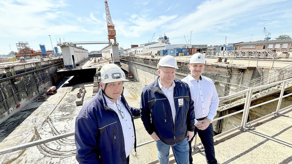 EWD-Geschäftsführer Björn Sommer (von links), Relog-Geschäftsführer Dr. Sebastian Jeanvré und EWD-Projektleiter Franek Kalms wollen zusammen das Schiffsrecycling in Emden möglich machen. Foto: Klaus Ortgies