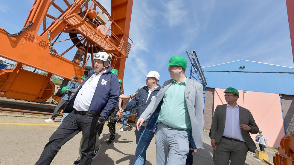 Mit Umweltminister Christian Meyer (vorne rechts) gab es eine kleine Führung bei der Emder Werft EWD. Foto: Klaus Ortgies