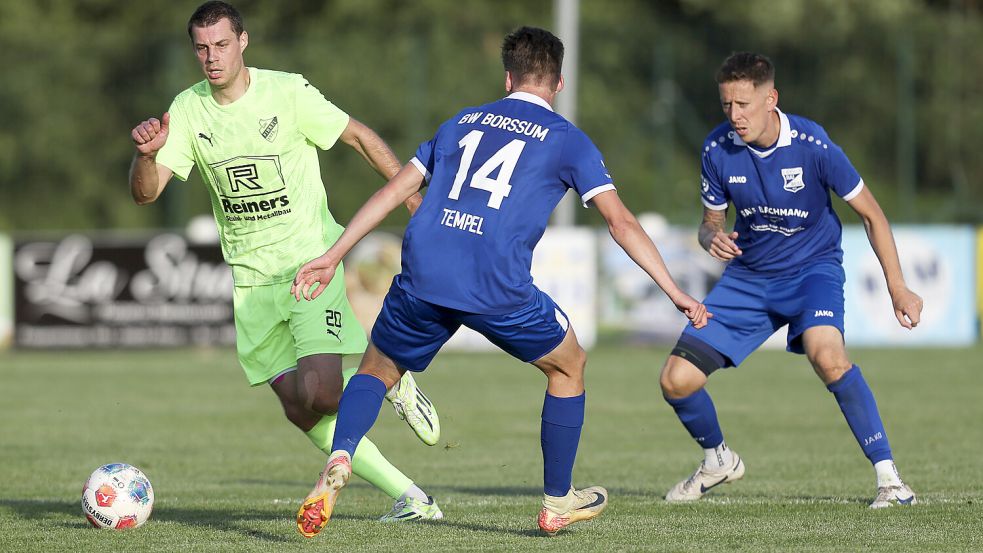 GW Firrel (links Michael Olbrys) ist als Landesligist bereits qualifiziert. BW Borssum dürfte auch gute Chancen zu haben, wieder unter die ersten Acht der Bezirksliga zu kommen und 2026 dabei zu sein. Foto: Jens Doden/Emden