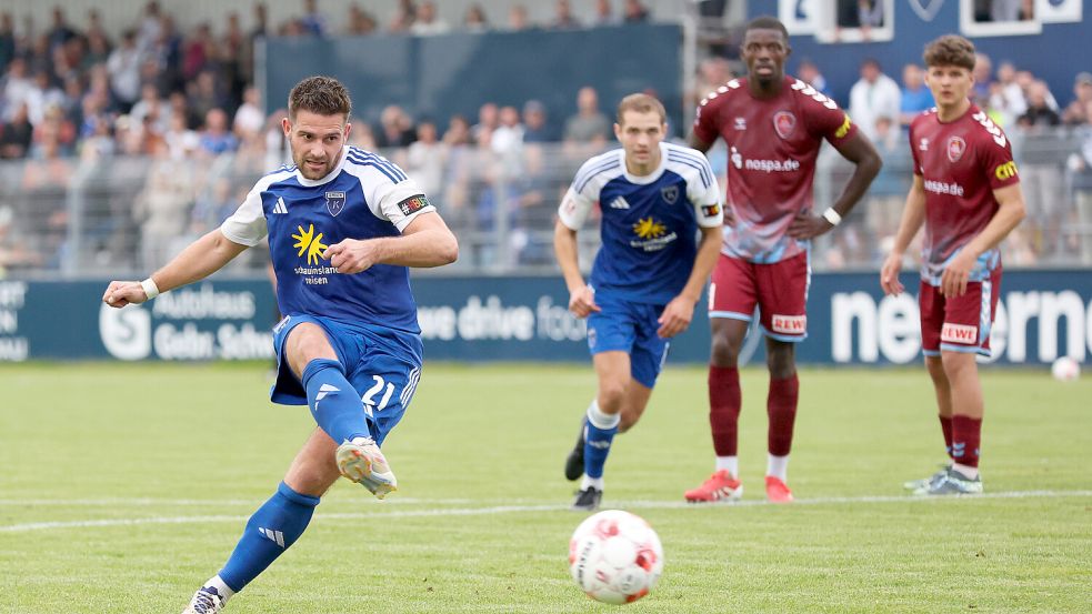 Tido Steffens ließ sich die Elfmeterchance nicht entgehen und verwandelte souverän zum 3:0. Fotos: Doden