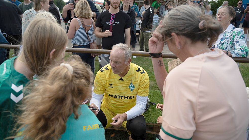 Oliver Reck schrieb genauso fleißig Autogramme wie seine Teamkollegen. Foto:Lohmann