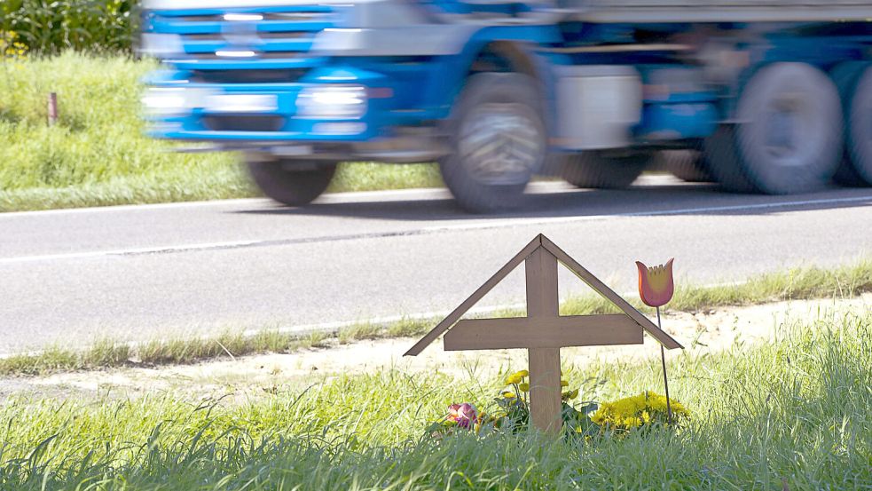 Im vergangenen Jahr starben laut des Statistischen Landesamtes 348 Menschen auf Niedersachsens Straßen. Foto: IMAGO / blickwinkel