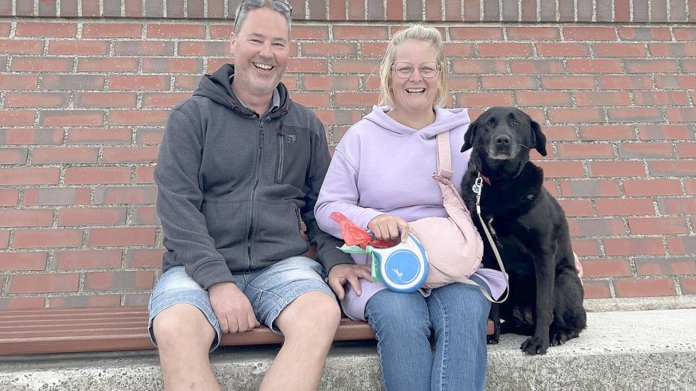 Begeisterte Borkum-Urlauber: Petra und Matthias Bösch und Hündin Lucy. Foto: Beve Loose