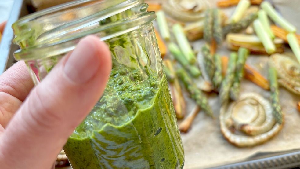 Chermoula aus Marokko diente zur Inspiration für das Rezept. Reste kann man gut aufbewahren. Am nächsten Tag schmeckt die Soße auch noch gut. Foto: Leonhard