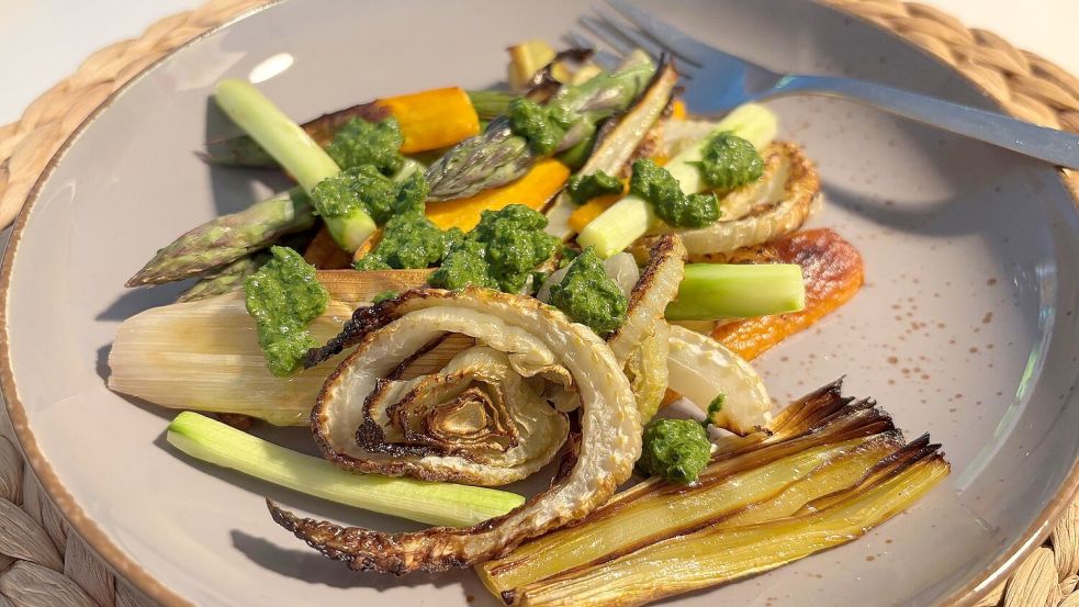 Bunt und frisch: das Ofengemüse auf dem Teller. Auch der Fenchelfeind auf der anderen Tischseite fand es lecker. Foto: Leonhard
