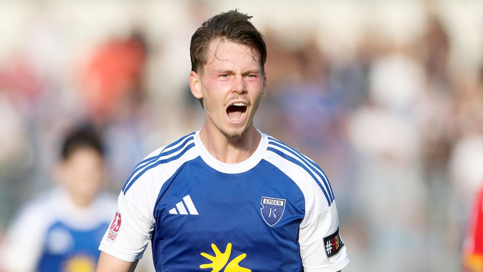 Nick Stepantsev jubelt über seinen ersten Treffer für Kickers Emden. Foto: Doden/Emden