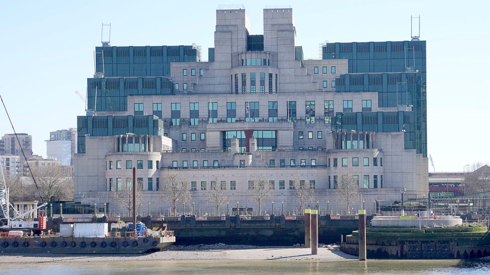 Der britische Auslandsgeheimdienst MI6, hier das Hauptquartier in London, wird jetzt von einer Frau geführt. Foto: Kin Cheung/AP/dpa