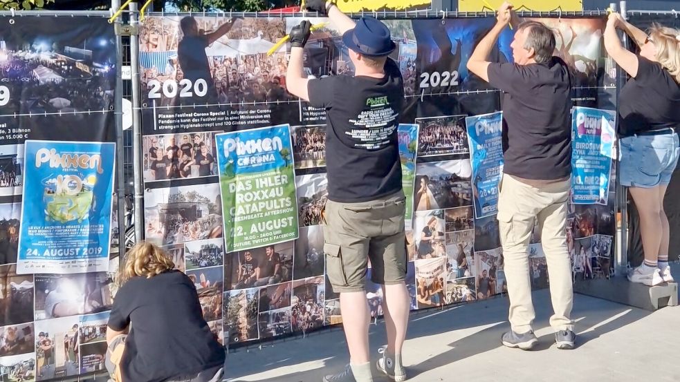 Am Mittwoch wurden unter anderem an die Bauzäune Rückblicke auf die vergangenen Pixxen-Festivals aufgehängt. Foto: Wiebke Rose