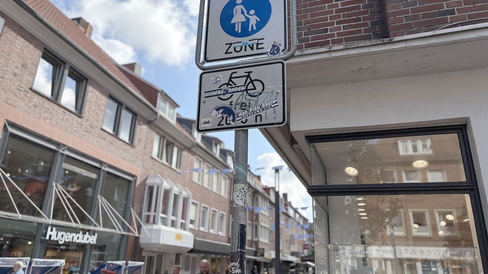Fahrrad oder Kickers frei? Auch dieses Verkehrsschild in der Fußgängerzone ist sinnentstellend überklebt. Foto: Stephanie Schuurman