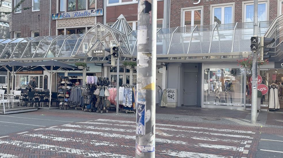 Typisches Bild: Vollgeklebte Laternen- oder Ampelmasten, hier an an der Neutorstraße. Foto: Stephanie Schuurman