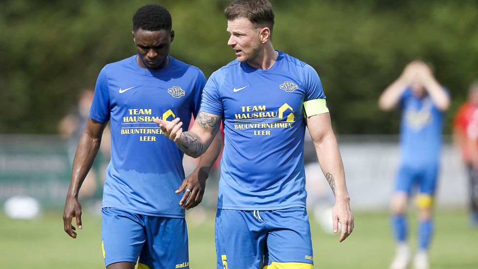 Kevin Böse (rechts) hatte als Kapitän und Co-Trainer eine wichtige Rolle. Im ersten Ligaspiel gegen Germania Wiesmoor wirkte er noch mit. Dann folgte vor wenigen Tagen der für alle überraschende Wechsel zu Frisia Loga. Foto: Jens Doden/Emden