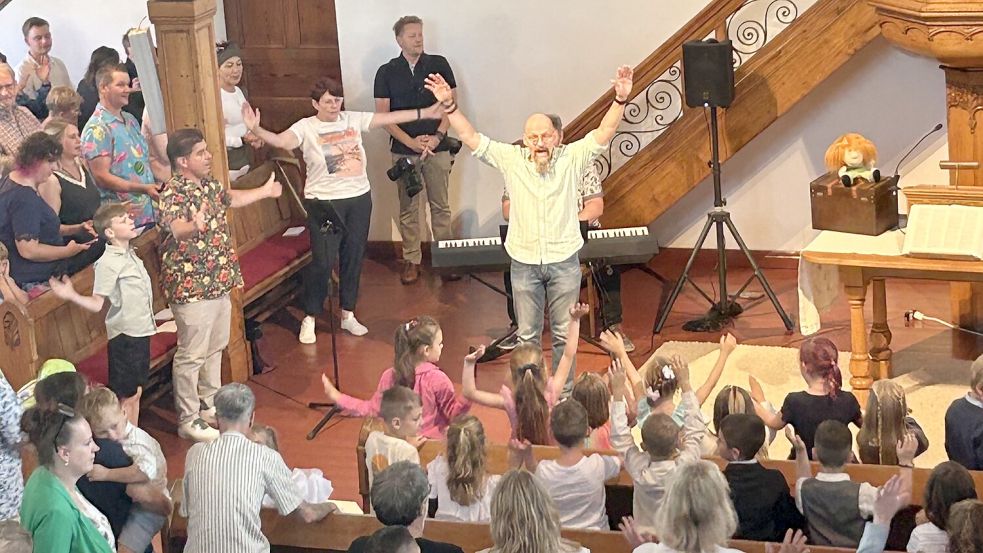 Natürlich wurde bei der Einschulung auch gesungen. Foto: Beve Loose