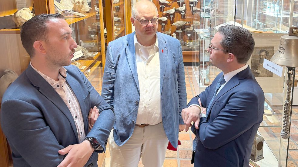 Austausch in der Vogelhalle: der SPD-Landtagsabgeordnete Nico Bloem (von links), Markus Stanggassinger und Minister Falko Mohrs. Foto: Florian Ferber