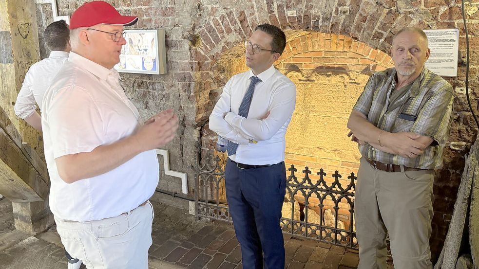 Auch im Turm hatten Markus Stanggassinger (links) und Gottfried Sauer Minister Falko Mohrs einiges zu berichten. Foto: Florian Ferber