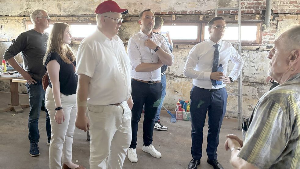 Minister Falko Mohrs (Zweiter von rechts) und seine Begleiter nahmen das Innere des Alten Leuchtturms in Augenschein. Foto: Florian Ferber