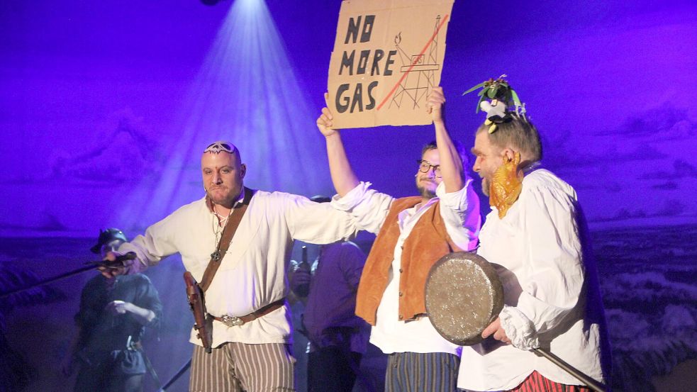 Schmierpiss Smutje (rechts) und Co. in Aktion. Zuweilen geht es bei „Up de Walvis“ auch politisch zu – mit klarem Statement gegen das umstrittene Gasprojekt vor der Insel. Foto: Florian Ferber