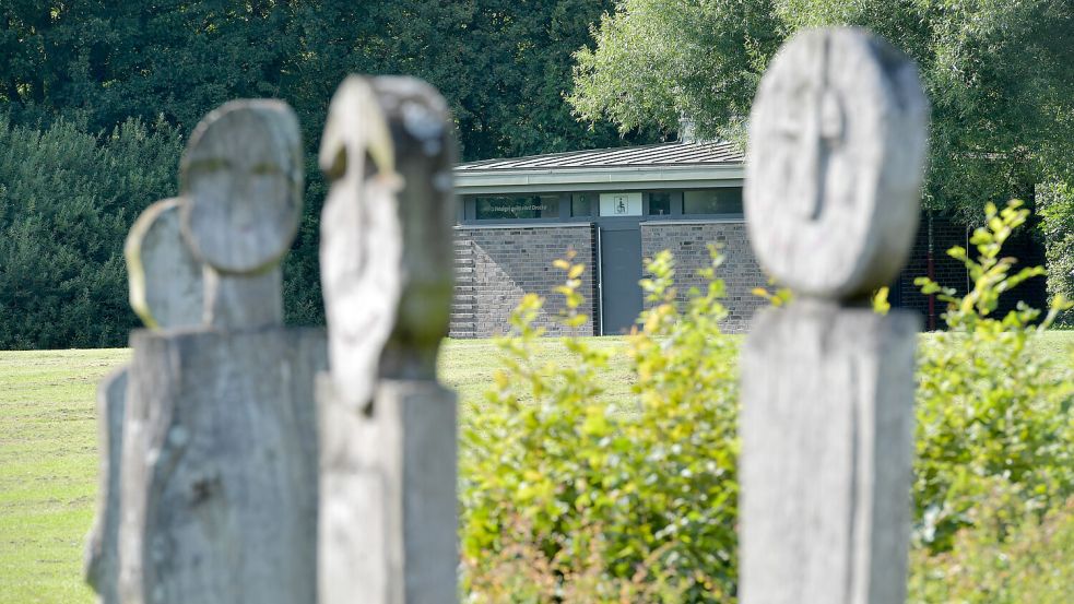 Das Toilettenhaus am Großen Sett in Aurich ist immer abgeschlossen. Warum ist das so? Foto: Klaus Ortgies