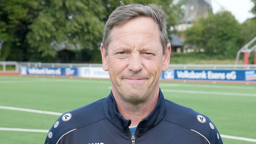 Trainer Ralf Backhaus gastiert mit dem TuS Esens beim Tabellenführer Bevern. Foto: Steenhoff