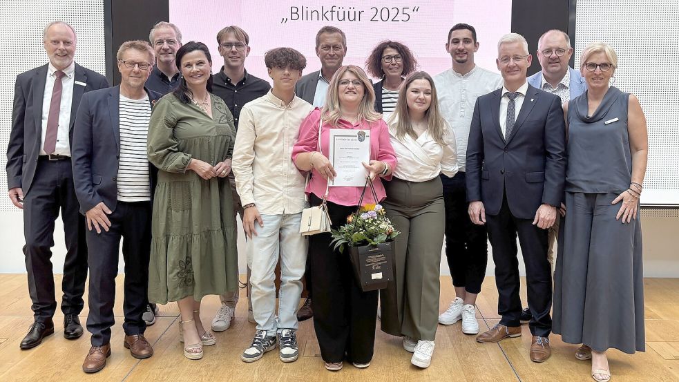 Die Borkumerin Ana-Maria Andrei (Mitte) wurde von einigen Borkumerinnen und Borkumern zur Preisverleihung begleitet. Auf dem Bild sind zudem die Laudatoren Gitta Connemann (Vierte von links) und Matthias Groote (Dritter von rechts) sowie Carsten Rinne von der Sparkasse (links). Foto: Jonas Bothe