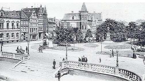 Historisches Vorbild: die Balustrade am Hafenkopf. Sie wird wieder ähnlich hochgesetzt. Direkt neben der Treppe soll mit Rampen der Zugang für Gehbehinderte geschaffen werden.