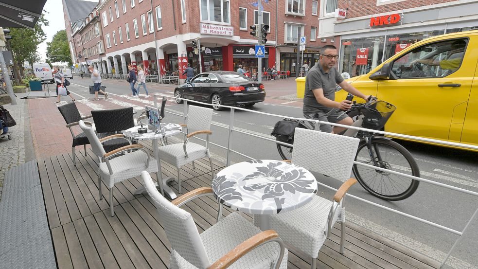 In der Neutorstraße haben die Terrassen aus dem Verkehrsversuch bald ausgedient: Baustart ist im April 2026. Foto: Klaus Ortgies
