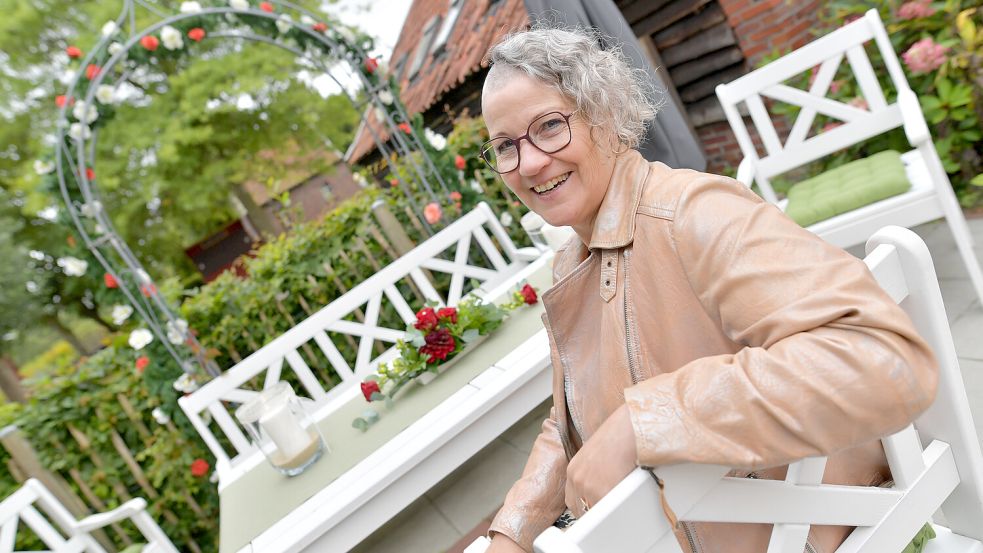 Heike Buhr ist seit 20 Jahren Standesbeamtin in der Stadt Wiesmoor. Auch draußen kann geheiratet werden. Foto: Klaus Ortgies